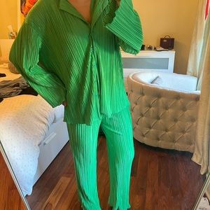 SOLD Green 2 piece silky set